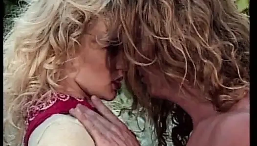 Sarışın Tarzan Fantezisi - Tutkulu Orman Öpücüğü Yoğun Yatak Odası Eylemine Yol açıyor