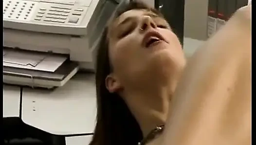 Alman sekreter ofiste amıyla oynuyor