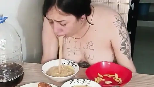 O kadar çok yemek yiyorum ki hastalanıyorum