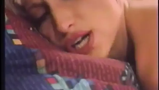 Seksi hatun azgın adam tarafından derinden penetrasyonla sikiliyor