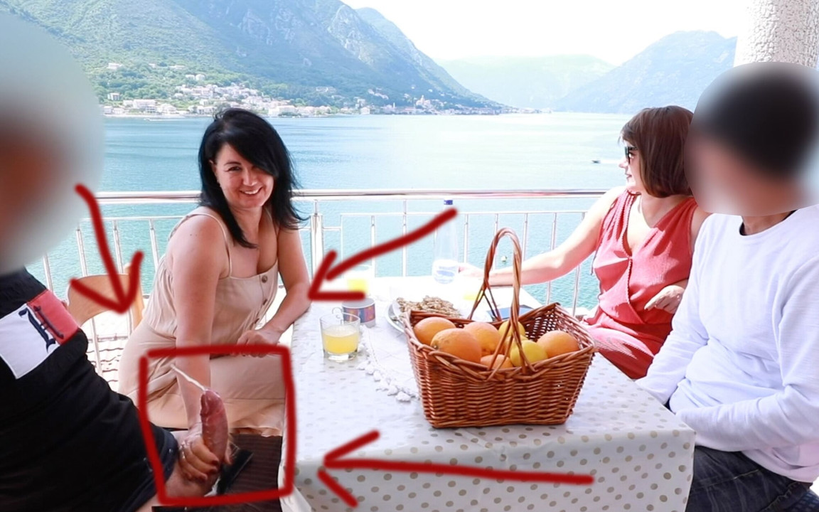 Restoranın ortasında masanın altında uçup gitmiş