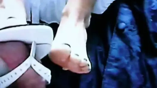 Ayaklarım ve sandaletler ve onun gaf