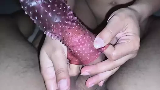 Üvey anne üvey oğlunun sert yarağıyla uyanıyor ve oyuncaklarını kullanarak onu sikmesine izin veriyor