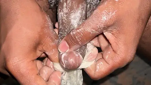 18 yaşındaki adam masterbate'de tatmin değil. Çok sıkı amcık istiyor. Sikişmek için