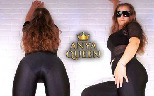 110-kısa azdırma videosu. Duvara karşı taytla dans ediyor