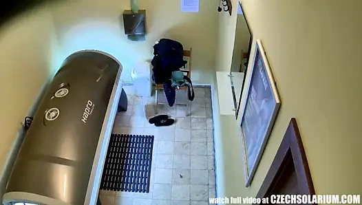 Müthiş esmer bronzlaşma mükemmel bir şekilde traş kedi