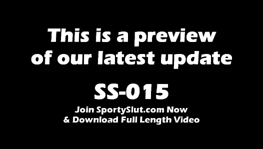 Fitball ile çalışan ganimet sarışın genç. memeler ve deve tırnağı!