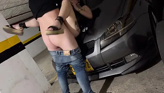 Kocamın Arkadaşı Dayanacak Kadar Büyüktü, Bu Yüzden Onu Bir Otoparka Monte Ettim