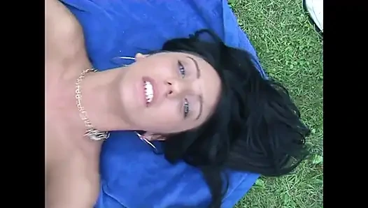 Sürtük esmer açık havada sikiliyor