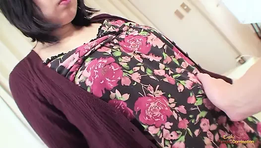 Yaramaz Toshiko Shiraki kıllı Asyalı amcığını çıkardığında ıslak ve sikilebilir görünüyor