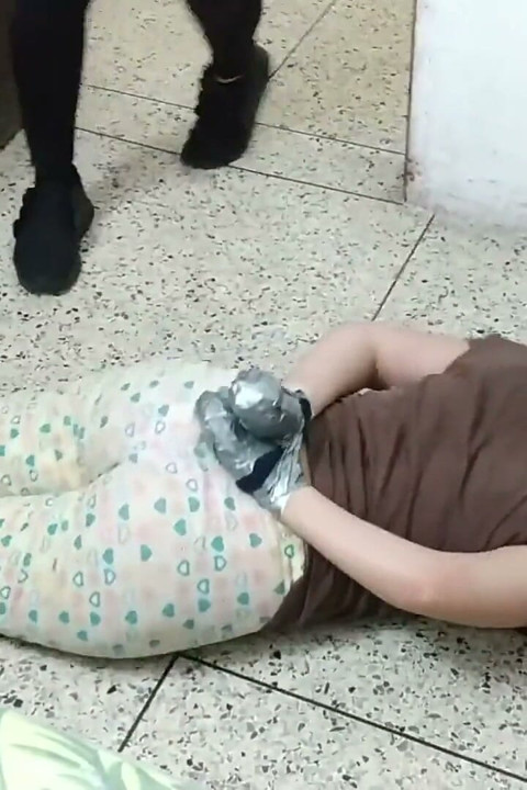 Oyun kaybeden üvey anne ve üvey kız kardeş tarafından tam tedavi ediliyor