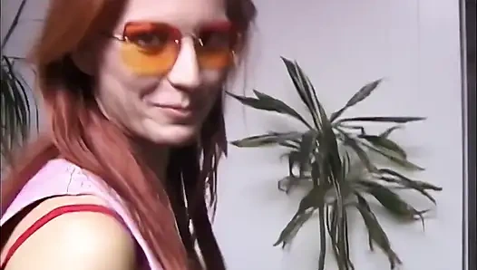 Kadın erkeklerin kadınları nasıl siktiklerini görüyor ve katılıyor