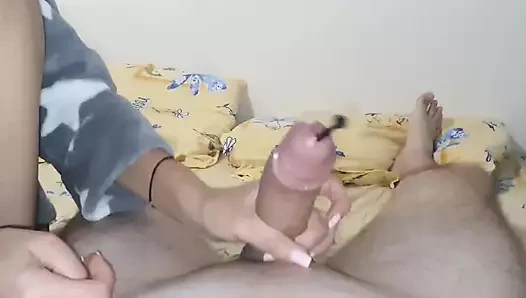 Kadın egemenliği seansı, ateşli üvey kız kardeşinin 12 inçlik büyük dildo ile derin üretral ses çıkaran yarağı