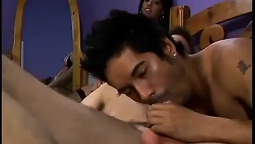 Seksi hatun ve biseksüel adam büyük bir yarakla sert sikilmenin tadını çıkarıyor