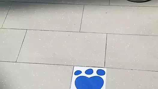 Alışveriş merkezinde güzel genç bacaklar