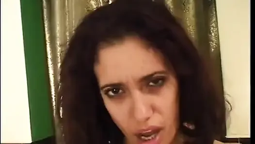 Boşalmaya susamış vahşi orta yaşlı seksi kadın uzun beyaz yarağı gırtlağına kadar alıyor
