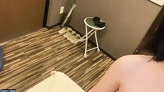 Sullen siyah saçlı duvar çiçeği