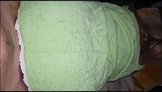 Parlak parmak arası terlikli üvey anne üvey oğluyla yatakta kırbaçlıyor