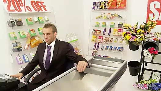 Havanın donması ile sahte memeli sarışın orta yaşlı seksi kadın yüzüne boşalması için yalvarıyor