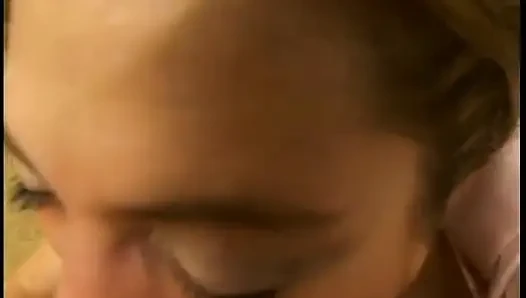 Kıvırcık saçlı fahişe uzun süre adamın sikini yalamanın tadını çıkarıyor