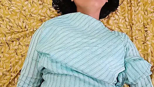Ateşli Hintli desi üvey kız kardeş net Hintçe seste domaltarak sert sikişiyor