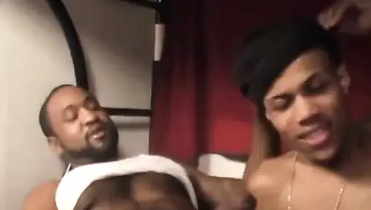 Üçlü zenci eşcinsel büyük siyah yarak emiyor