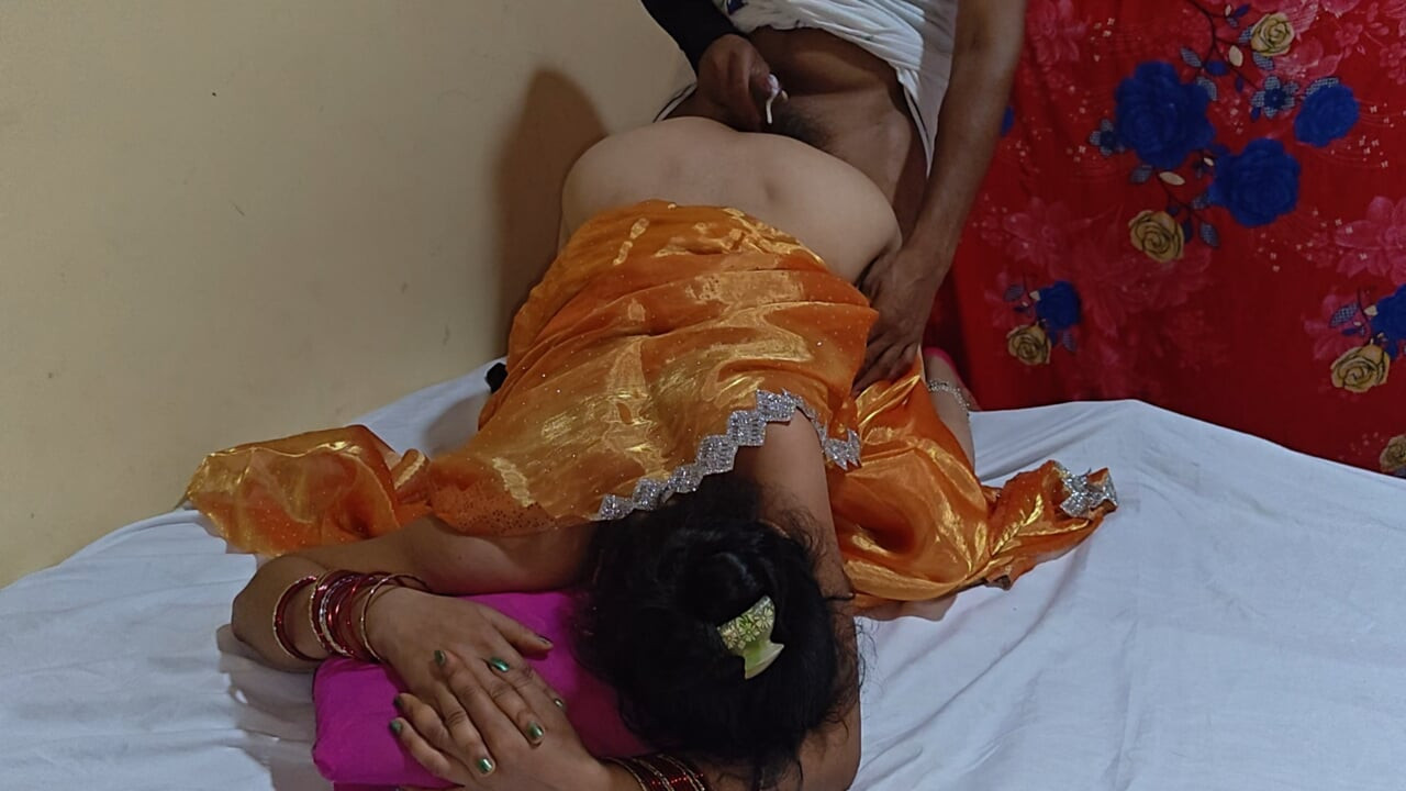 Hintli evli evli kadın Hintçe seste seks için yalvardıktan sonra birlikte işiyor