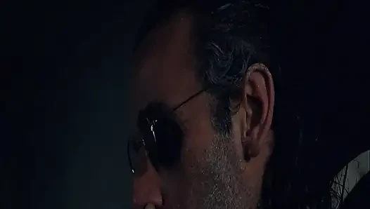 Olgun esmer zonklayan yarağı gırtlağına kadar alıyor ve damlayan tükürüyor