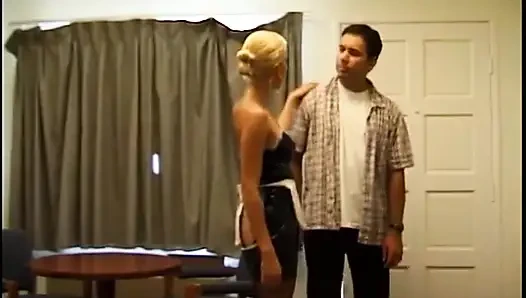 Блондинке-латинской горничной с сексуальными сиськами трахают киску пальцами и жестко трахают в постели