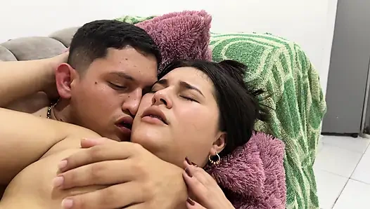 Şişman üvey kız kardeşimi oturma odasında çıplak gördüm ve hayatının en sert sikişini yaptım.