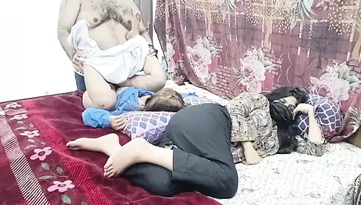 Hintli Pakistanlı koca üniversiteli kızla karısının yanında aldatıyor