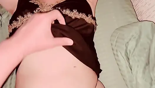 Ma belle-mère en culotte séduisante m’a excitée. Je lui ai frotté contre elle et droit sur sa culotte