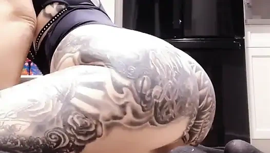 Mutfak zemini twerk yapıyor ve dans ediyor