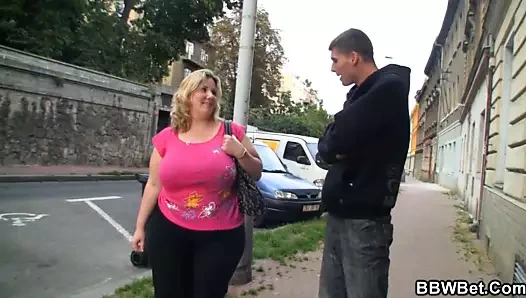 O uyanır şişman göt dolgun için onu becermek için sert