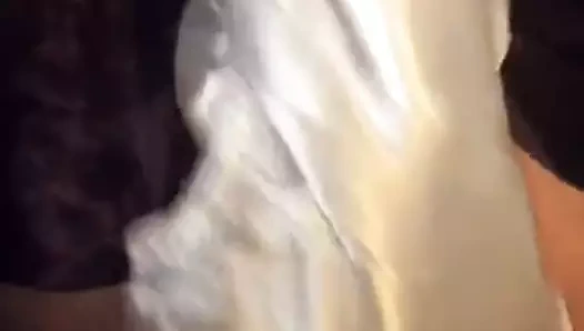 Mor gecelik ve beyaz saten