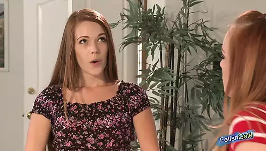 Azgın üvey kız kardeşler yatakta ateşli lezbiyen seks yapıyor