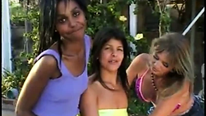 Küçük memeli Afrikalı güzellik havuzda fıstıklar tarafından yapay penis ile delinir