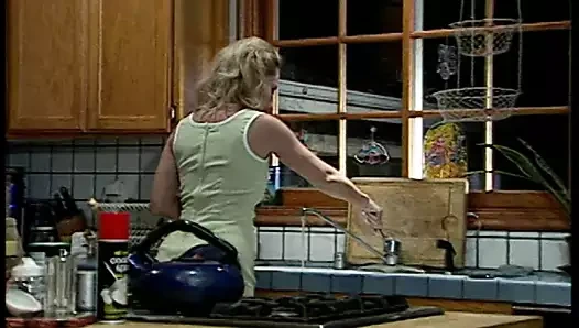 Genç ve güzel sarışın yaşlı halı yiyenimi mutfakta baştan çıkardı