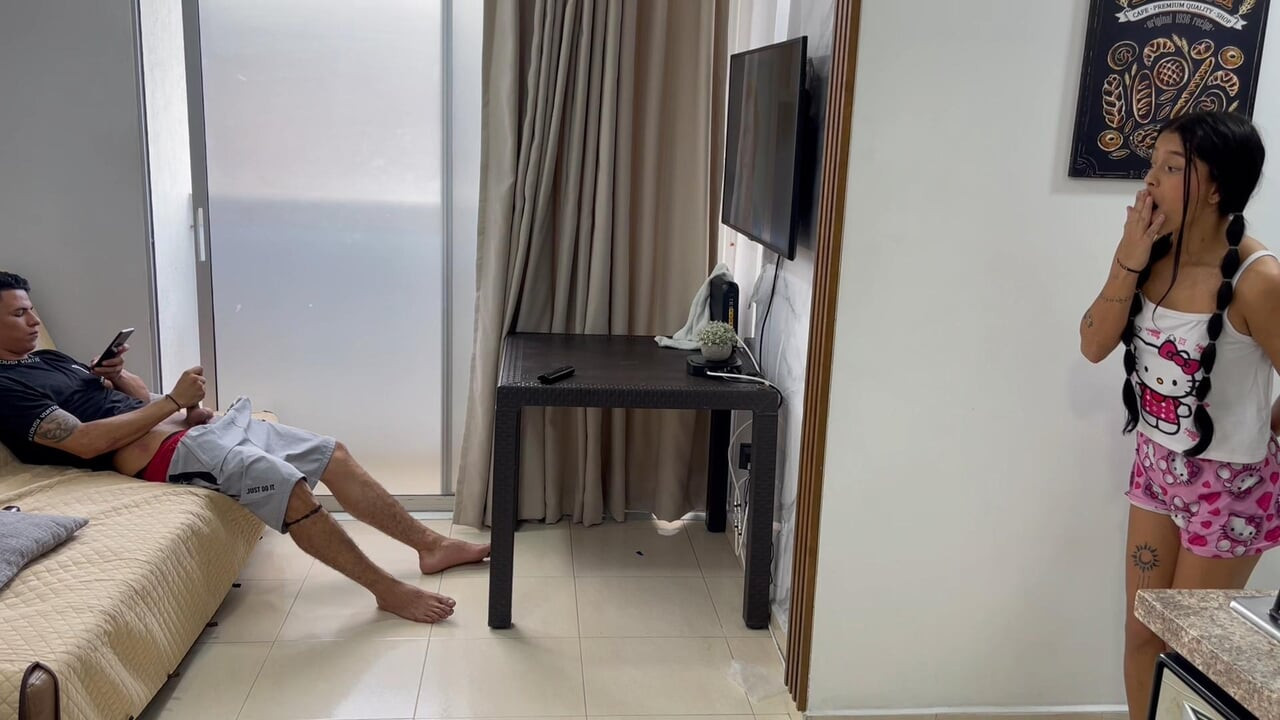 Küçük üvey kız kardeşim cep telefonu galerisini incelerken mastürbasyon yaparak beni şaşırtıyor.