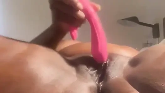 Siyah şişman amcığımı parmaklıyorum fışkırtarak orgazm