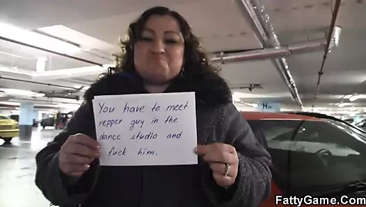 Doggy fuck için genç delikanlı ile büyük göbek yağ toplantı