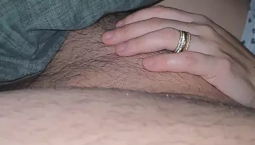 Üvey anne üvey oğlunu yatağına davet ediyor ve üvey oğlunun yarağını sıvazlıyor