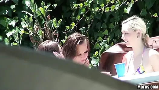 Devriyedeki sapıklar - şehvetli Rylie Richman ve Chloe ıslak ve vahşi üçlü havuzda üçlü grup seks sırasında kameraya yakalanıyor