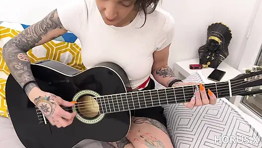 Dövmeli hatun Lena gitar öğretmenini sikiyor