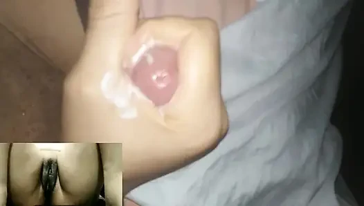 Kız görüntülü görüşmede orgazm olmak için mastürbasyon yapıyor