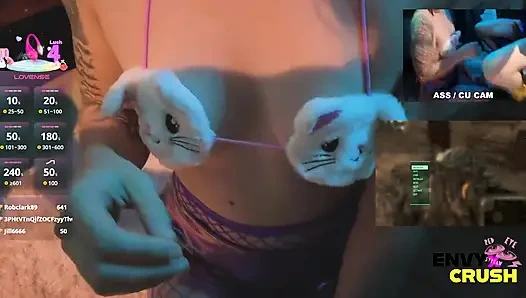 Fileli oyuncu kız dizlerinin üstüne çıkıyor