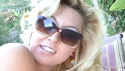 Göt yalama Roxy Summers'ı mükemmel amına güçlü bir şekilde sahip olmak havasına sokuyor.