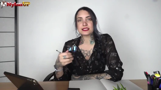 Azgın kadın patron çalışanına nefis ayaklarına tapmasına izin verecek bir anlaşma sunuyor