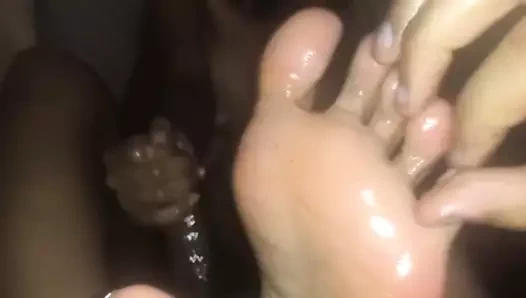 Yağlı eller ve ayaklar