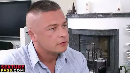 Bir röportaj yerine, sulu twat'ında büyük bir çubuk alır